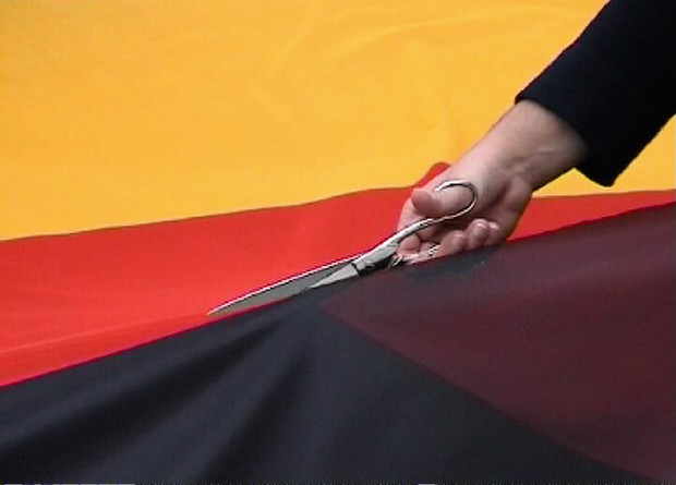 Esra Ersen, Im Strafraum, 2001 | Video, 4:24 Min. (Patio, draußen)